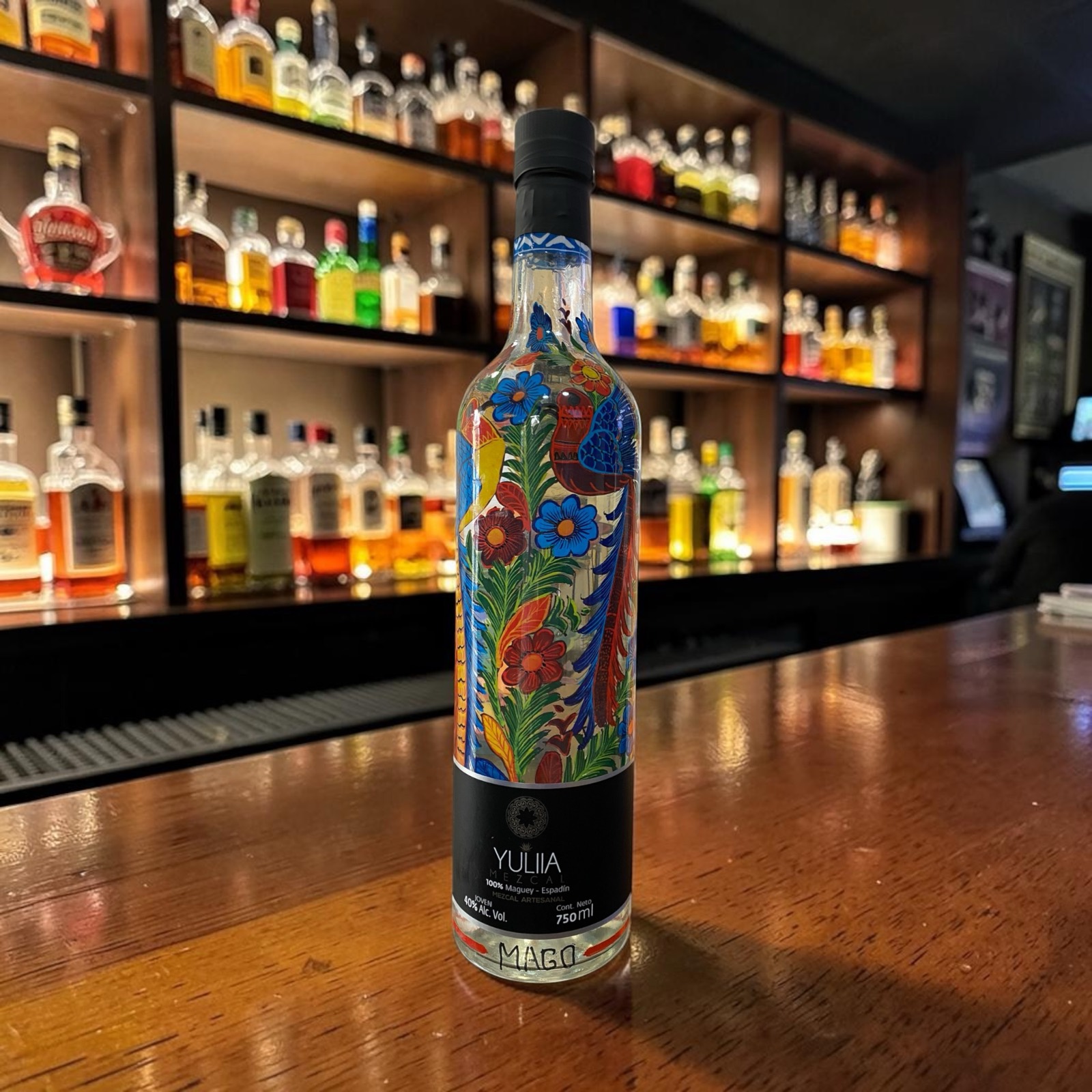 Botella YULIIA Mezcal Artesanal pintada a mano